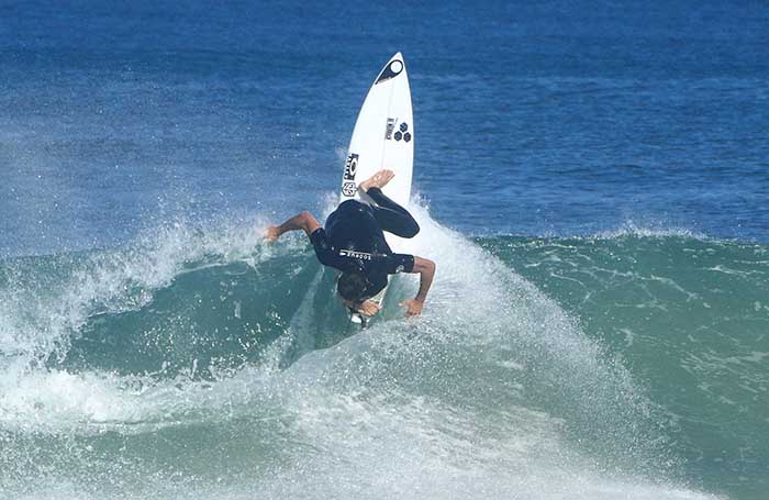 Jorgann Couzinet en surf