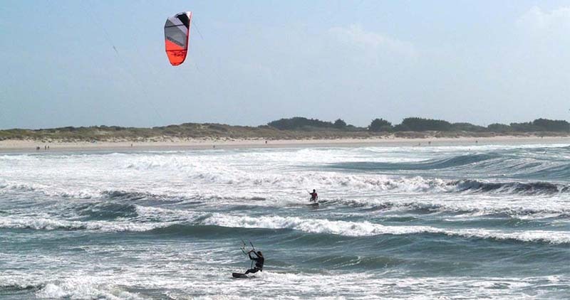 surfing and kiteboarding on the west coast - plage du steir