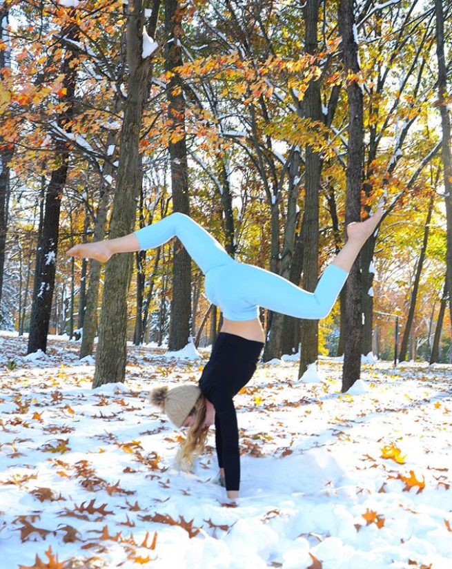 Faire du yoga à la montagne ? Découvrez le snowga !