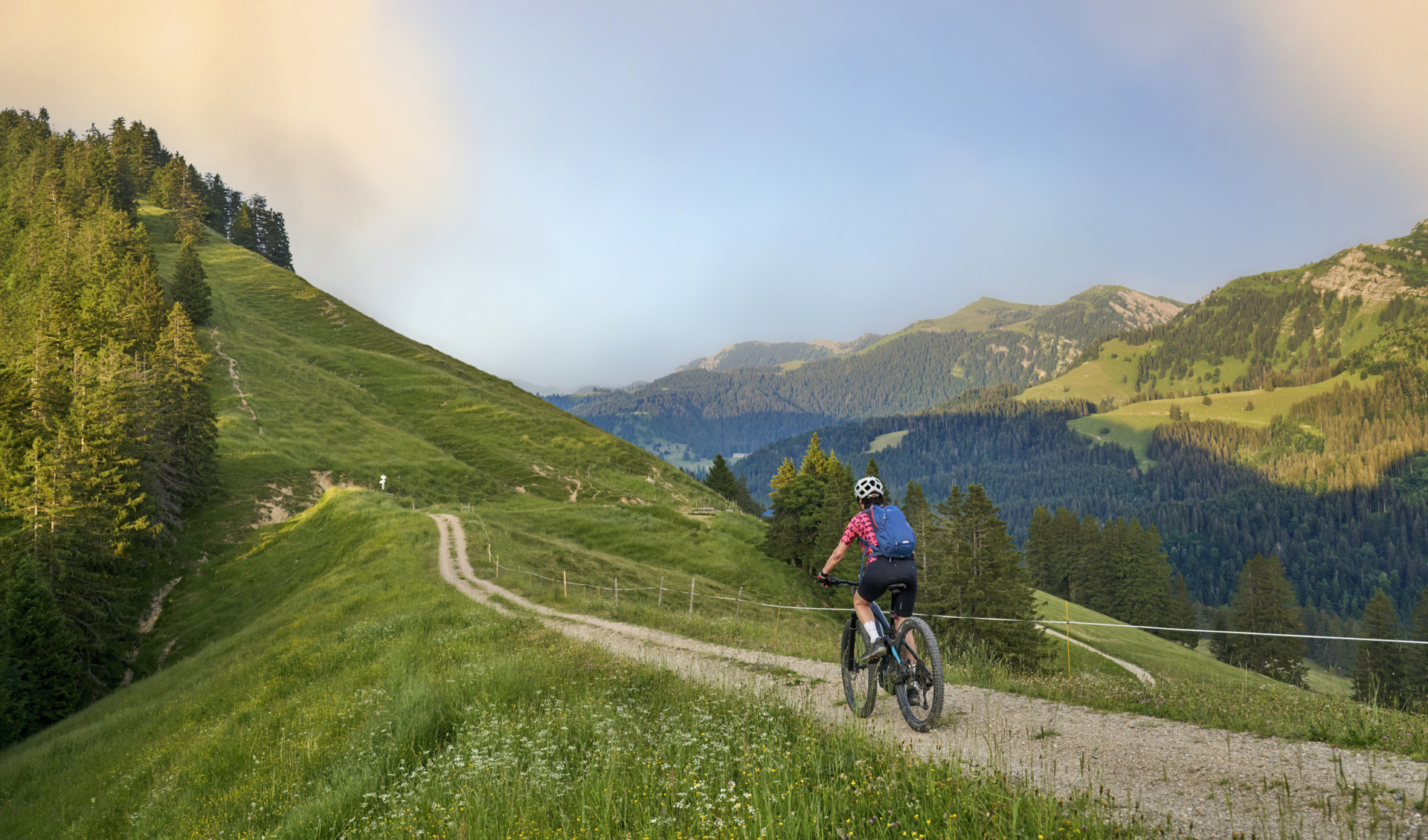 Vélo électrique trekking l'allié de la rando à vélo — free download