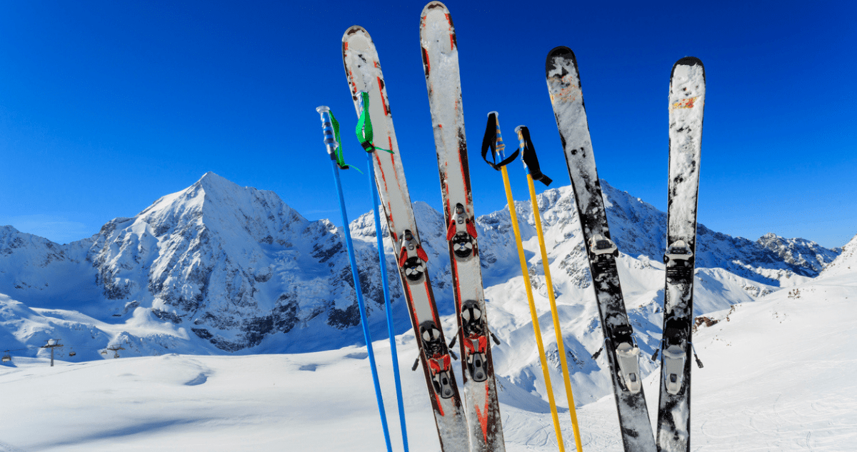 Skis plantés dans la neige