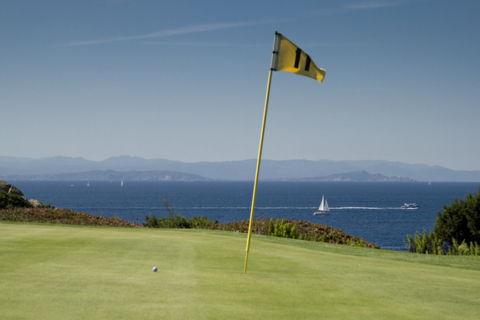 drapeau golf jaune devant vue sur mediterranee en corse