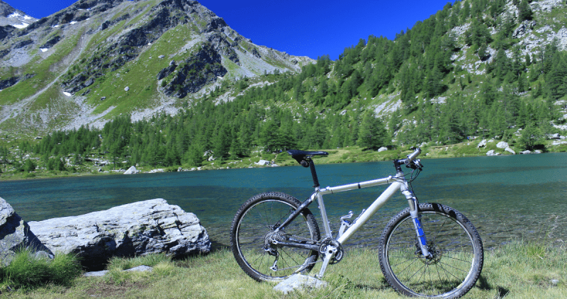 Faire du vélo en montagne l'été