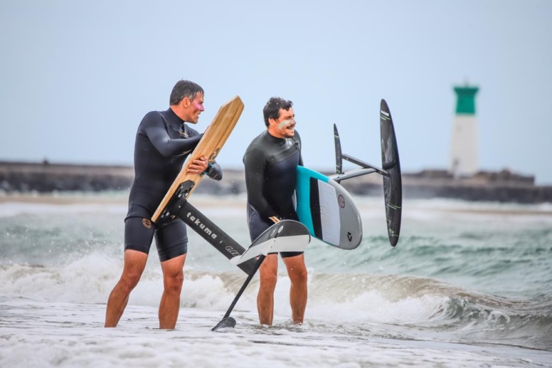 duo de surf foileur pour beachstart a la mer 