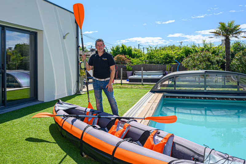 Photo d'un hôte autour d'une piscine avec un kayak